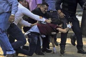 Prisão de companheira de Monica Martinez (opositora do regime de Maduro)
